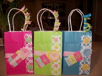 How to make your own Gift BagsDIY Guides